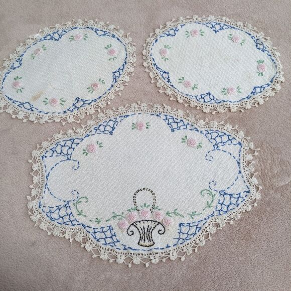 Vintage 1940's Handmade Embroidery & Crochet Doilies - Picture 12 of 16